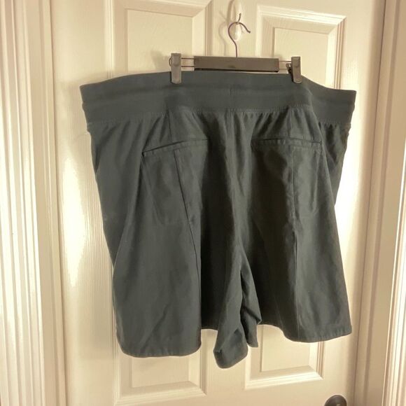 Athleta Farallon Midi Short Size 3X Black 7 Inch Inseam Casual Comfort Plus Sz N - Picture 2 of 12